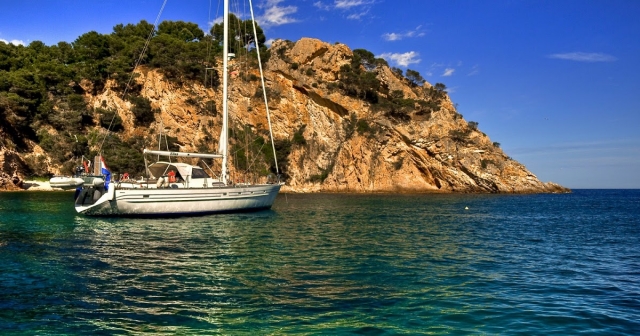 Barco en la costa de Tossa