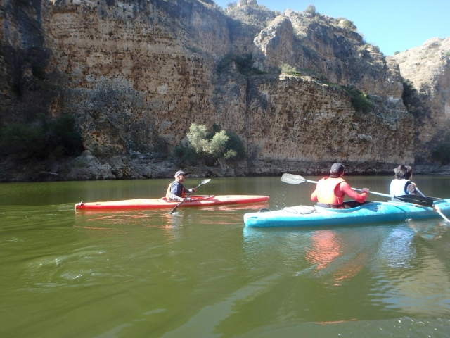 Navegando en canoa con el instructor