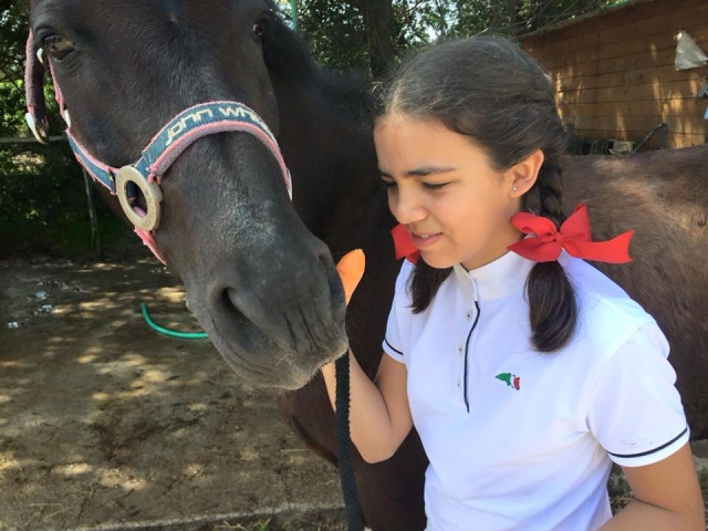  Giovane cavaliere con il cavallo nero 