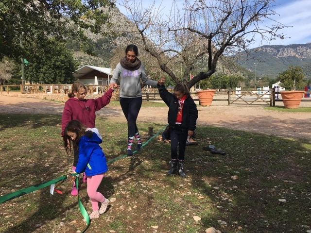 Percorrere la slackline in equitazione 