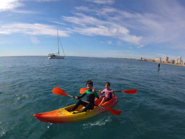 Cours d'initiation aux enfants en kayak 