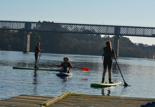 Llegando al puente con la tabla de sup