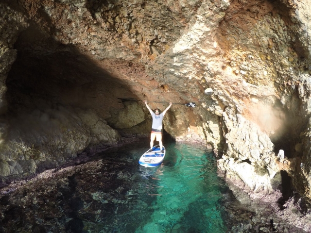 Cueva en la cala ibicenca