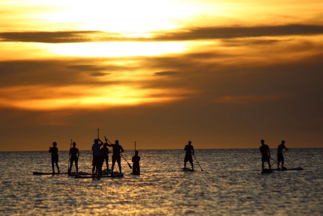 Atardecer en las baleares con tablas de sup