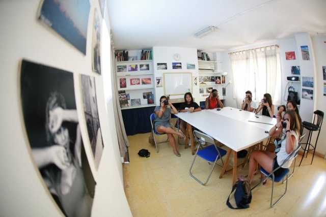 Alumnos fotografiando