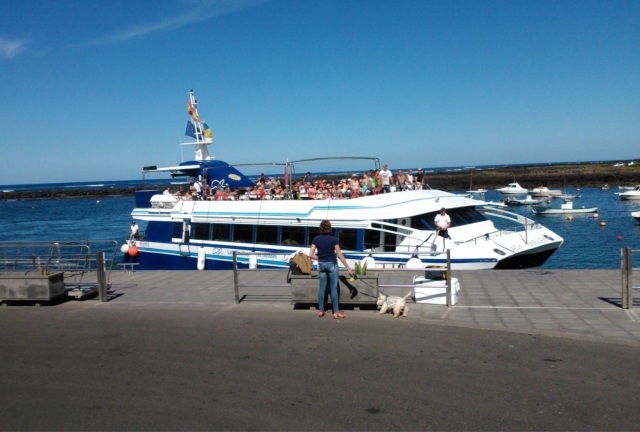 Barco en el puerto de Orzola