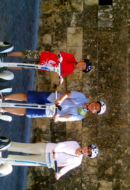 En segway en la puerta de la mezquita