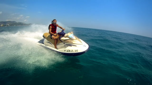 Acelerando en la moto de agua