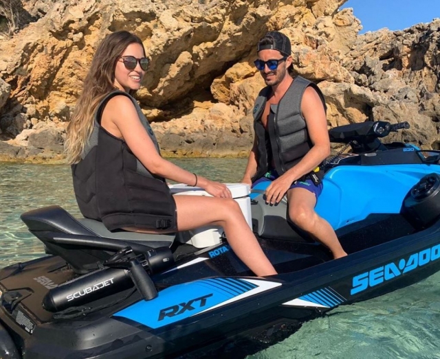 Pareja a bordo de la jet ski