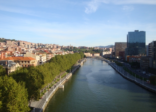 La ria cruzando Bilbao