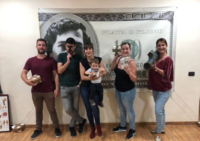 e-19748450-la-familia-en-el-juego-de-escape15275022298966.jpg