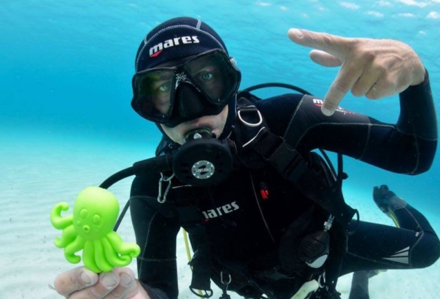 Con el pulpo de juguete bajo el agua