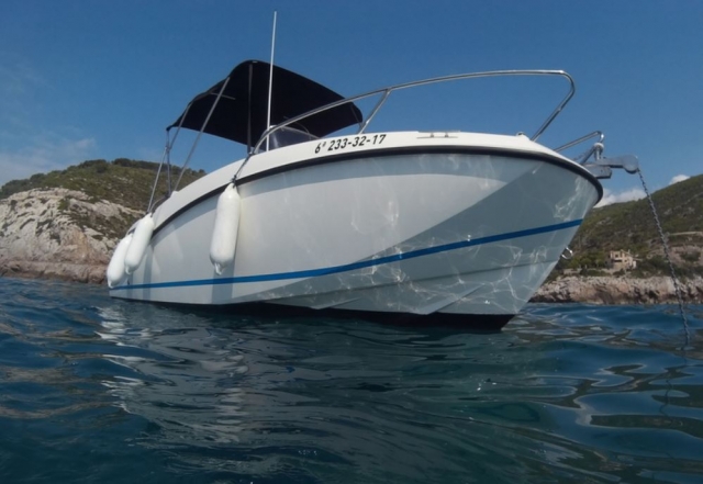 Barco en Port Ginesta
