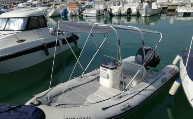 Lancha quicksilver en Barcelona