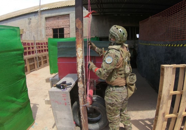 Soldado en el campo de airsoft