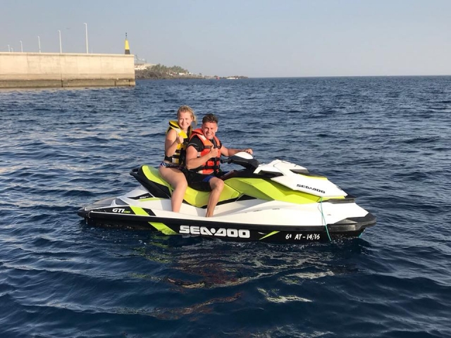  Seadoo 摩托车上的情侣 