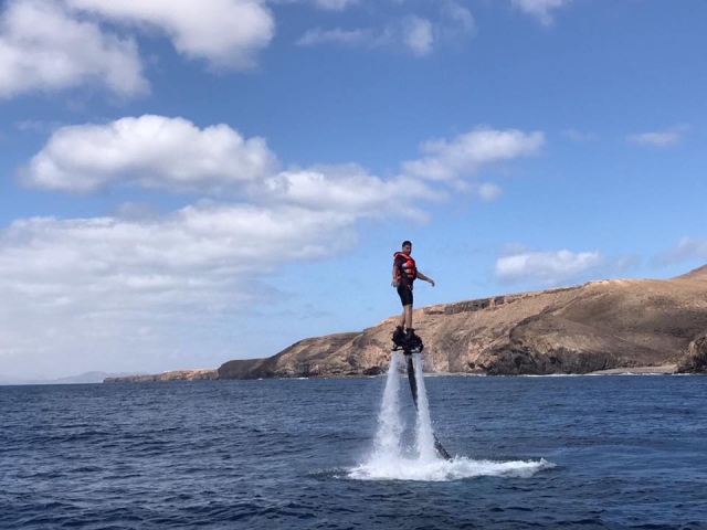  在兰萨罗特岛站立测试飞行板 
