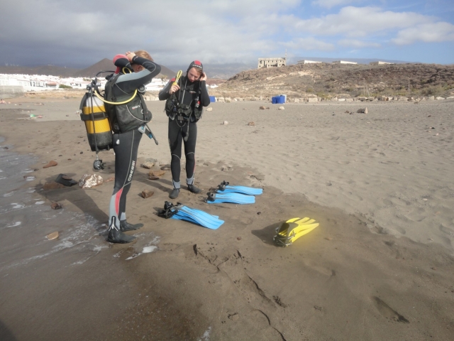 Colocandose el equipo para el bautizo de buceo