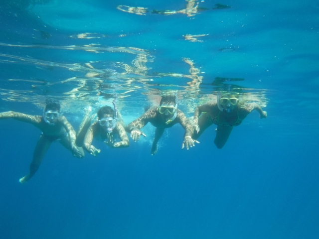  Trying snorkeling as a family 