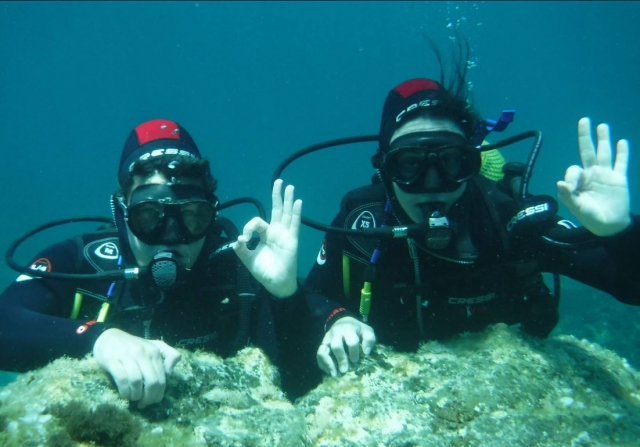  Submerged divers as a couple 