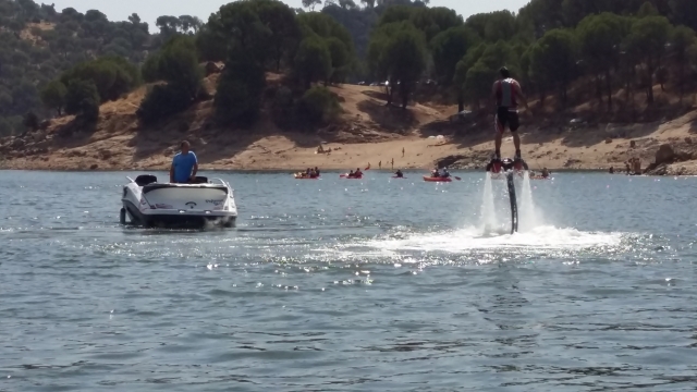 De pie frente a la orilla del pantano