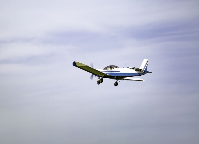  Kleines Flugzeug entfernt sich 