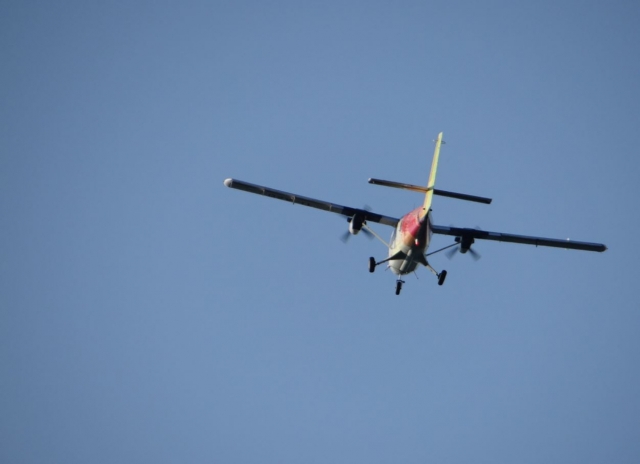  Kleines Flugzeug während des Fluges 