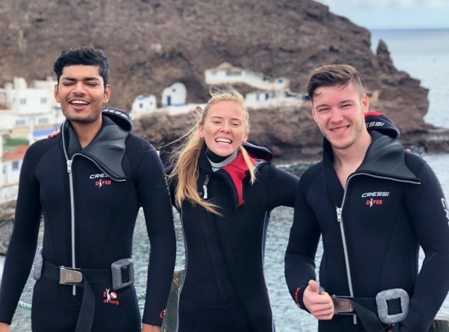  Divers with wetsuits in Playa del Ingles
