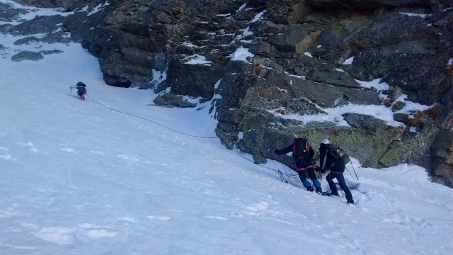  Tecniche di arrampicata aiuto di gruppo 