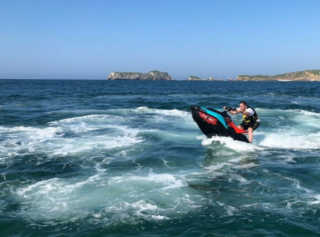  Sollevare la moto d'acqua nel Mar Cantabrico 
