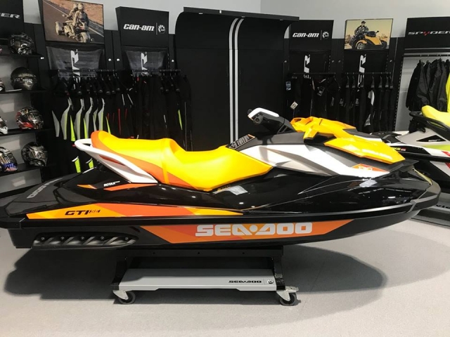  Nuova moto d'acqua presso il concessionario 