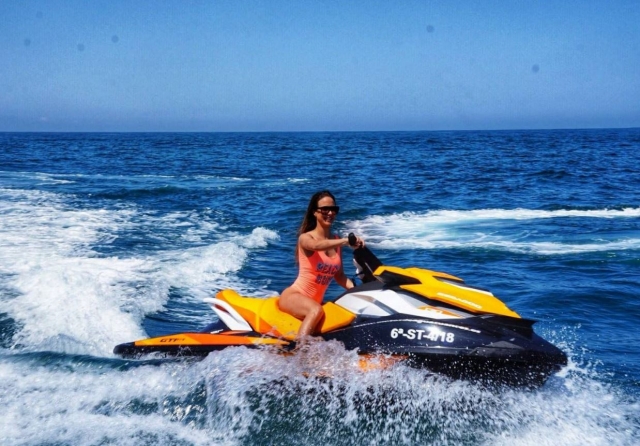  Pilotare la moto d'acqua gialla