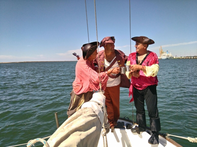 Piratas brindando en el barco