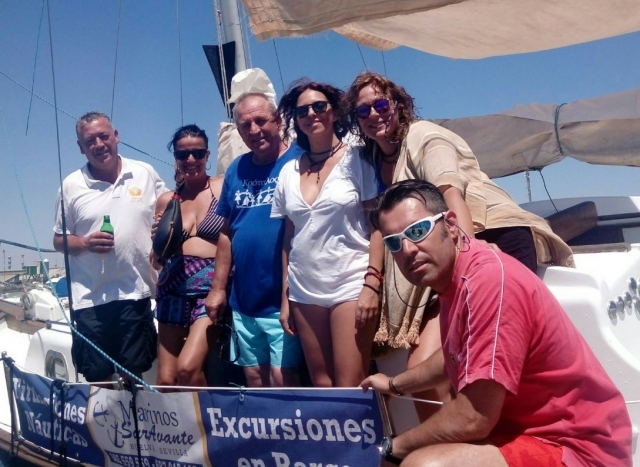 Tripulantes del barco sevillano