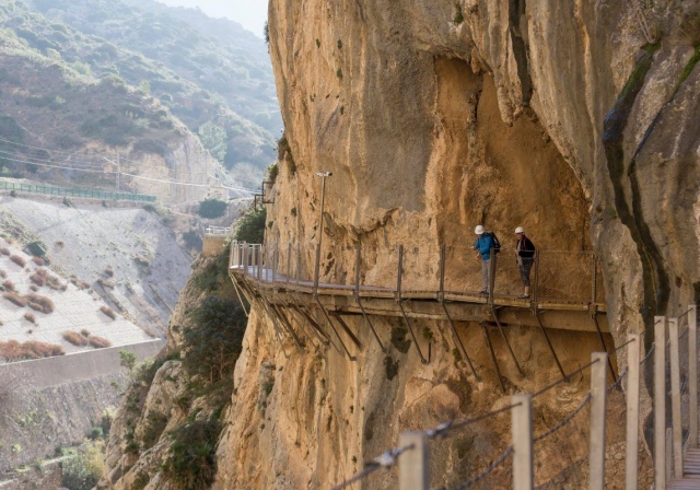 Asomados desde el camino en la montana