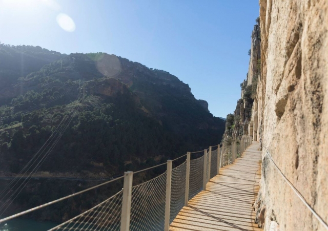 Camino en altura siguiendo la mantana