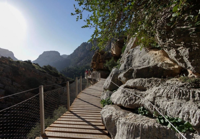 Siguiendo la pasarela en Ardales