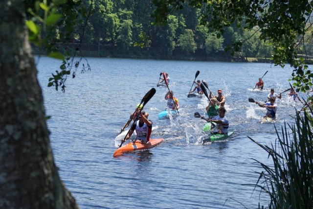Competicion deportiva de kayak