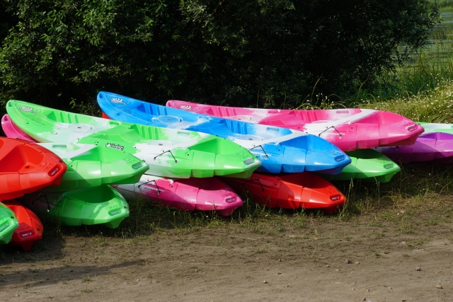 Kayaks autovaciables de colores