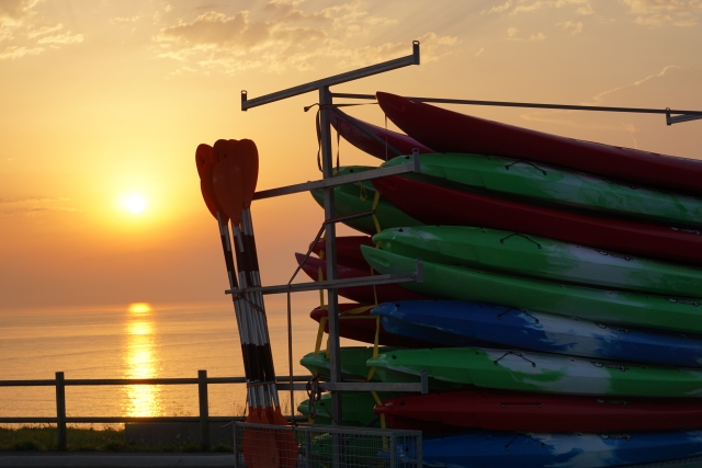 Kayaks recogidos al atardecer