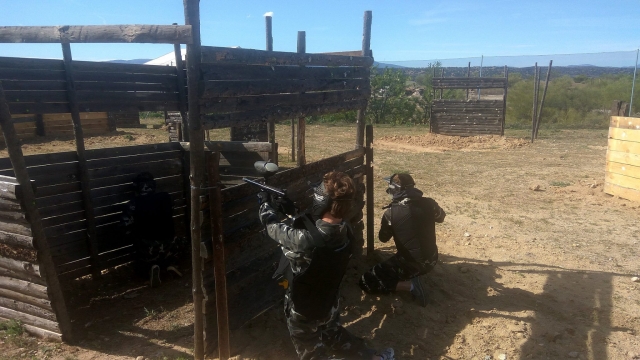 Jugadores apuntando y recargando