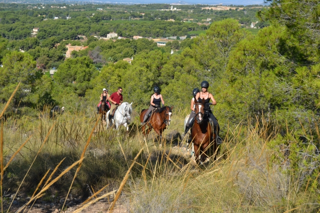 A caballo en el bosque en la Sierra Calderona