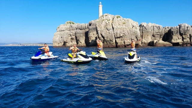  Unter dem Leuchtturm von Santander mit Jetskis 