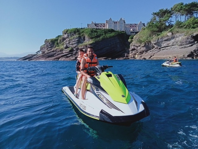  Paar auf einer Route mit dem Jetski 
