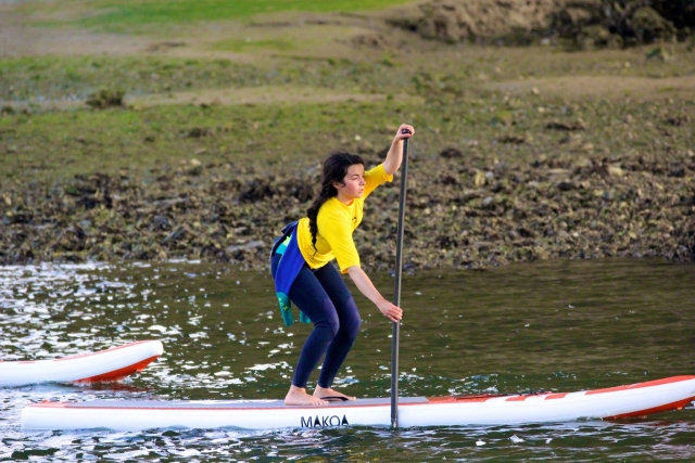  Bending their knees in the sup board 