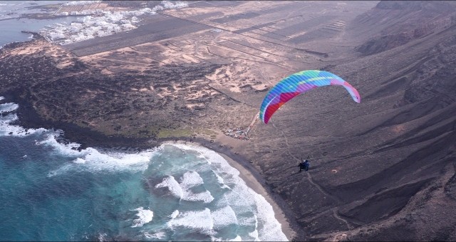 Bajando sobre el pueblo de Orzola en parapente 