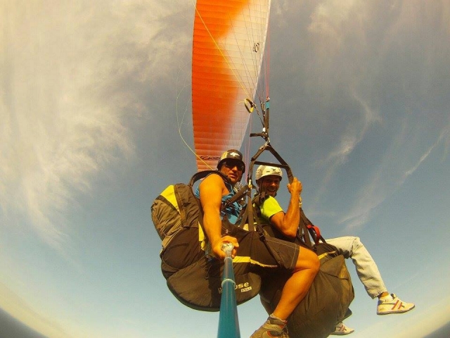 Compartiendo parapente con el instructor en Canarias