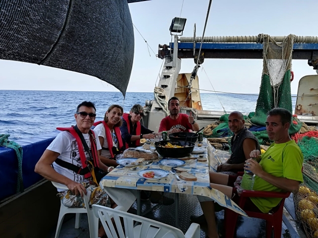 Comiendo en cubierta en Castellon
