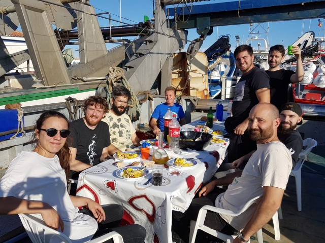 Comida pesquera en dia soleado