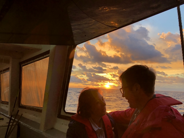 Puesta de sol en el barco de pesca